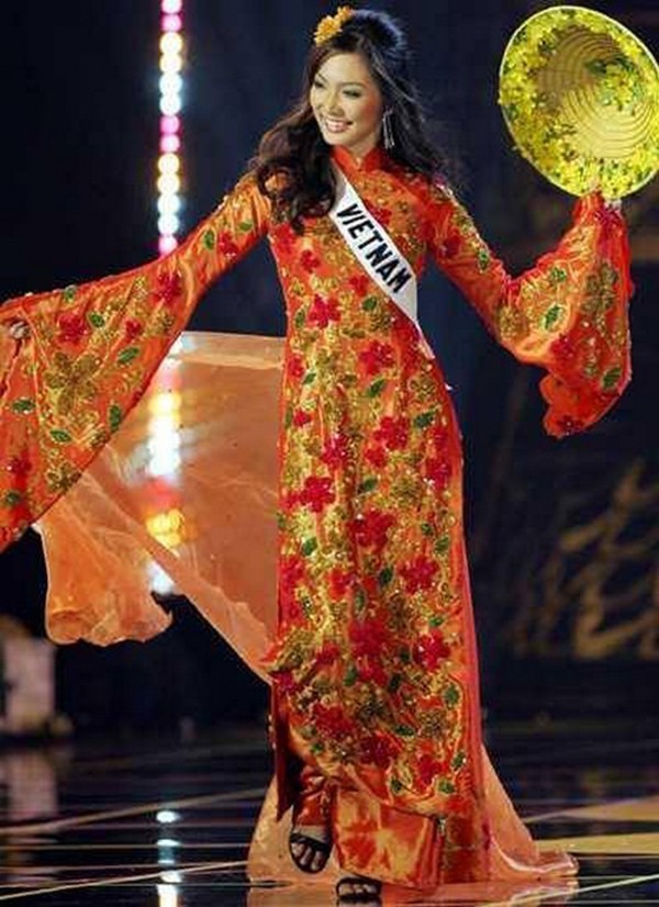 Trang phục “bánh mì” của HHen Niê gây tranh cãi, các mỹ nhân Việt trước đó mặc thế nào tại Miss Universe? - Ảnh 5.
