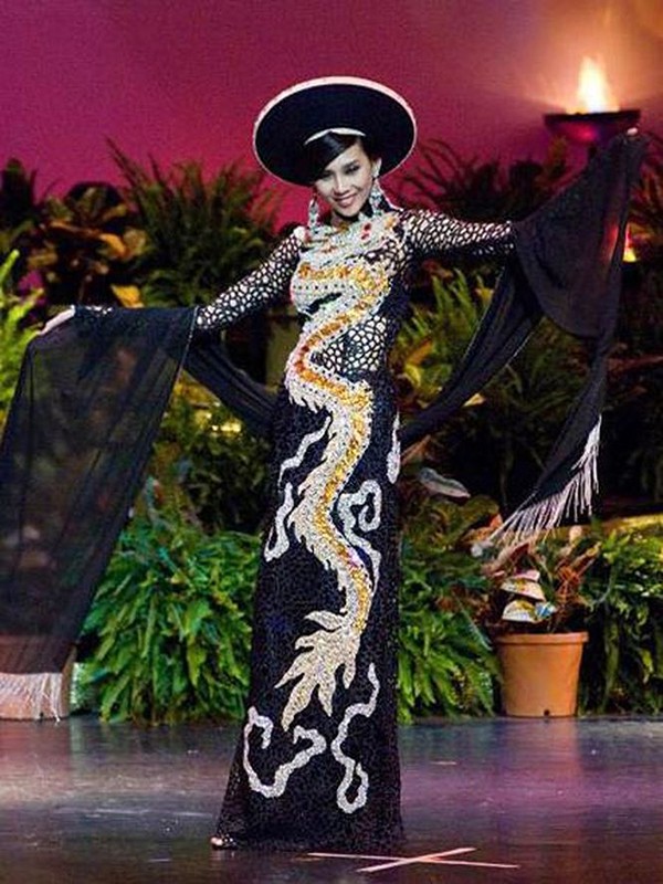 Trang phục “bánh mì” của HHen Niê gây tranh cãi, các mỹ nhân Việt trước đó mặc thế nào tại Miss Universe? - Ảnh 8.