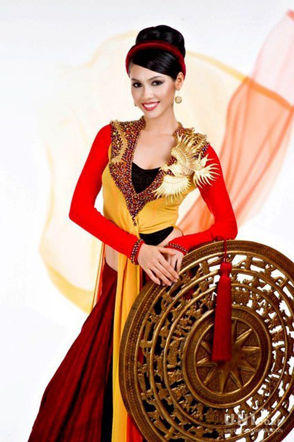 Trang phục “bánh mì” của HHen Niê gây tranh cãi, các mỹ nhân Việt trước đó mặc thế nào tại Miss Universe? - Ảnh 10.