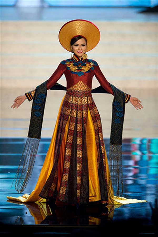 Trang phục “bánh mì” của HHen Niê gây tranh cãi, các mỹ nhân Việt trước đó mặc thế nào tại Miss Universe? - Ảnh 11.