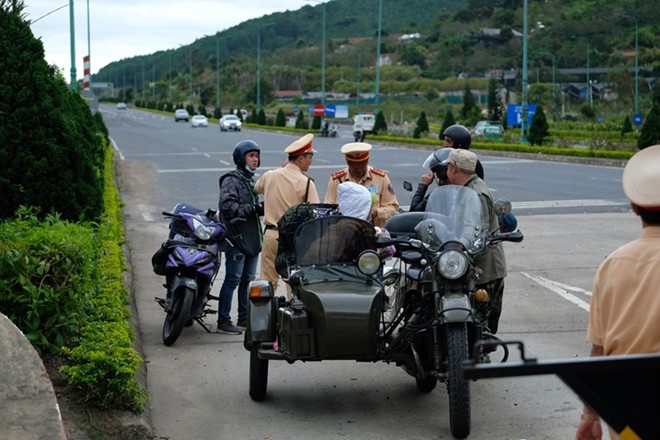 Chốt chặn nhiều mô tô “khủng” chạy 160km trên đường cao tốc - Ảnh 1.