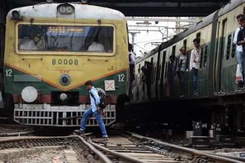 Lo thất nghiệp và áp lực thi cử, 4 thanh niên Ấn Độ lao đầu vào xe lửa tự tử - Ảnh 1.