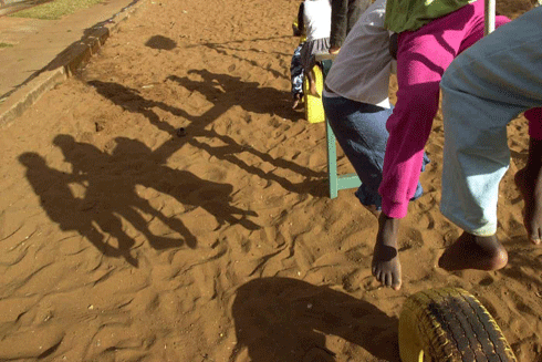 Trẻ em ở Kenya bị khai thác trong trại mồ côi - Ảnh 1.