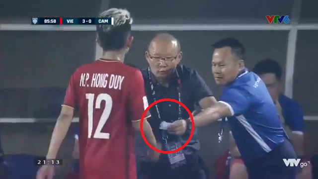 Tiết lộ mẩu giấy nhắc bài thầy Park đưa cho Hồng Duy trong trận đấu với Campuchia - Ảnh 1.