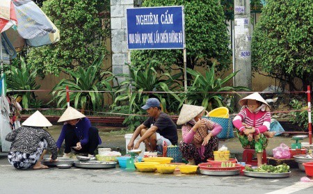 Phê phán người mua hàng dựng xe ngang ngược nhưng điều đáng chê hơn lại ở góc khác của bức ảnh - Ảnh 3.