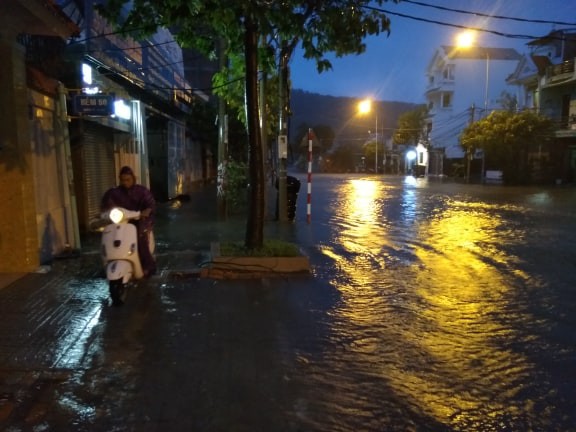 Dân Vũng Tàu hoảng sợ vì giông lốc kinh hoàng thổi bay người, xe máy sau nhiều giờ bão Usagi đổ bộ - Ảnh 10.