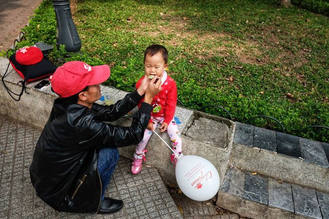 Dân mạng ấm lòng ngày mưa bão với hình ảnh ông bố kiên nhẫn đút từng thìa cháo cho con gái nhỏ  - Ảnh 1.