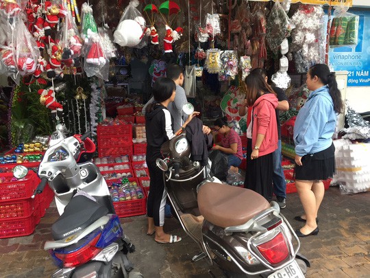 Cây thông Noel cao 6m có giá 33 triệu đồng - Ảnh 1.