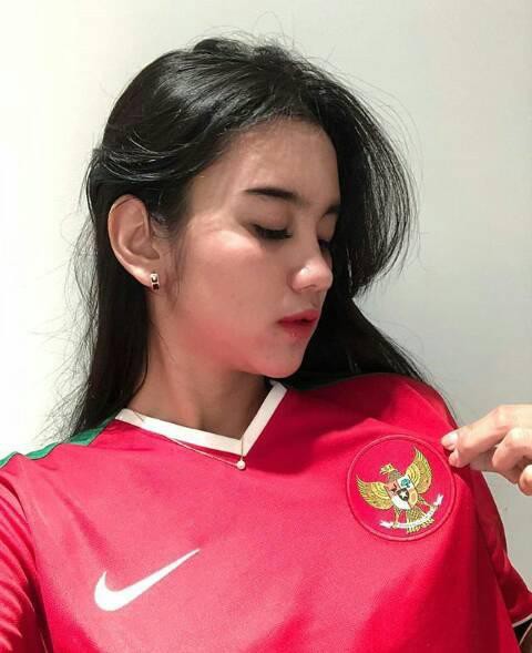 Không chịu kém cạnh Việt Nam, fan ĐNÁ thi nhau khoe ảnh hot girl cổ vũ bóng đá - Ảnh 12.