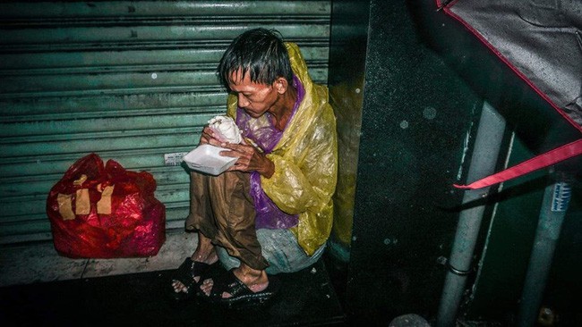 Giữa đêm, MXH xúc động mạnh với hình ảnh ông chú vô gia cư co ro húp cháo giữa mưa bão Sài Gòn - Ảnh 2.