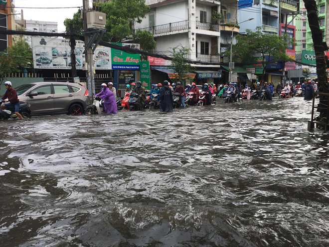 Sáng đầu tuần sau bão số 9 Sài Gòn vẫn ngập nặng, nhiều nơi kẹt xe suốt 3 giờ - Ảnh 10.