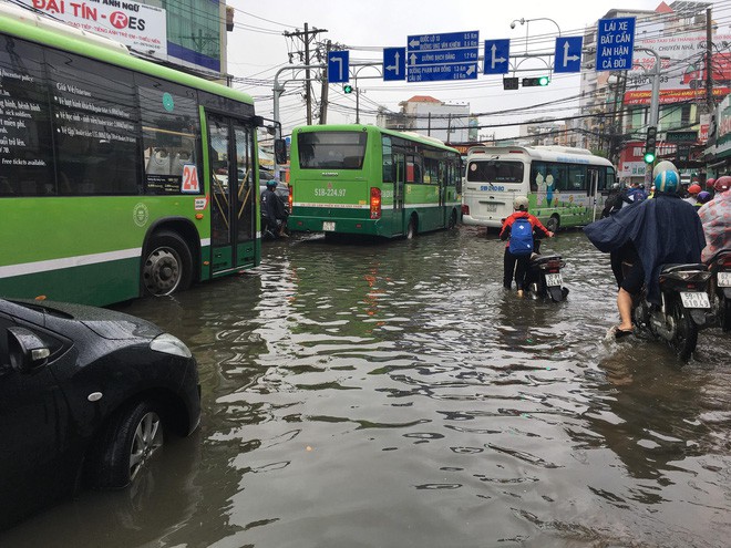 Sáng đầu tuần sau bão số 9 Sài Gòn vẫn ngập nặng, nhiều nơi kẹt xe suốt 3 giờ - Ảnh 11.