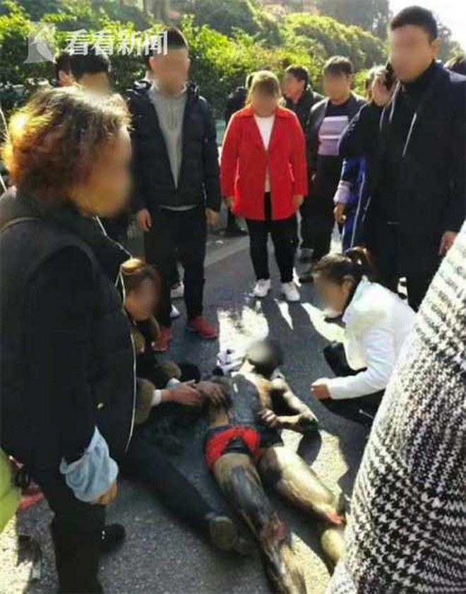 Trung Quốc: Bị bạn bè xông vào quấy lúc động phòng, chú rể trần như nhộng bỏ chạy ra đường rồi bị ô tô đâm nhập viện - Ảnh 1.