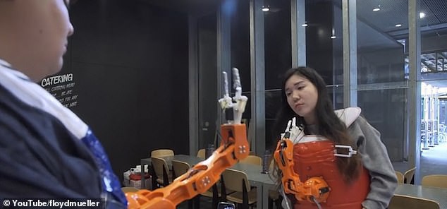 Bảo bối khi đi ăn buffet: Cánh tay robot tự biết bốc thức ăn cho vào miệng - Ảnh 4.