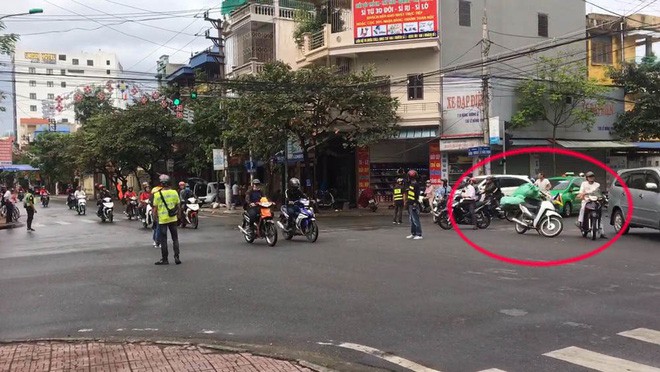 Công an truy tìm nhóm phượt thủ ngang nhiên chặn đường để đoàn xe của mình chạy qua ngã tư như xe ưu tiên - Ảnh 4.