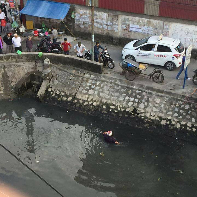 Hải Phòng: Đánh phụ nữ giữa đường, thanh niên bị người dân cho tắm bùn dưới kênh - Ảnh 2.