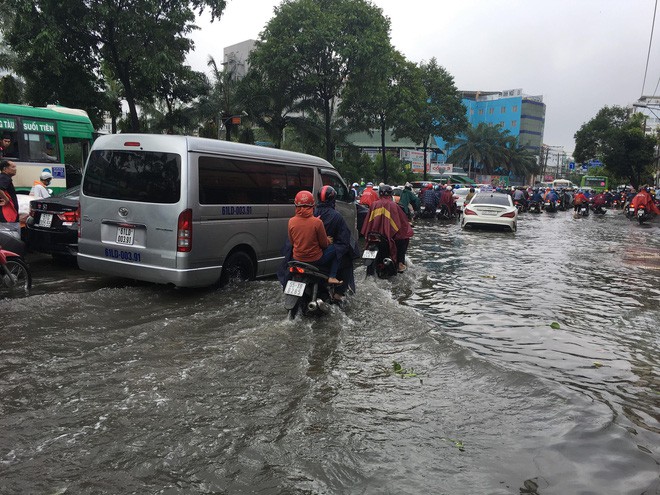 Sáng đầu tuần sau bão số 9 Sài Gòn vẫn ngập nặng, nhiều nơi kẹt xe suốt 3 giờ - Ảnh 23.