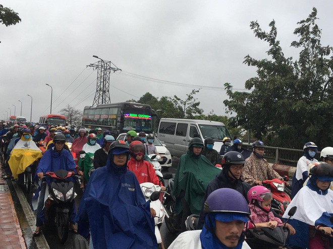 Sáng đầu tuần sau bão số 9 Sài Gòn vẫn ngập nặng, nhiều nơi kẹt xe suốt 3 giờ - Ảnh 25.