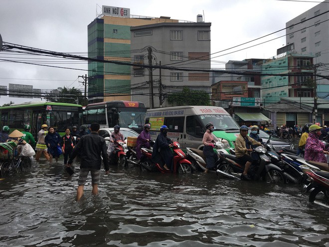Sáng đầu tuần sau bão số 9 Sài Gòn vẫn ngập nặng, nhiều nơi kẹt xe suốt 3 giờ - Ảnh 13.