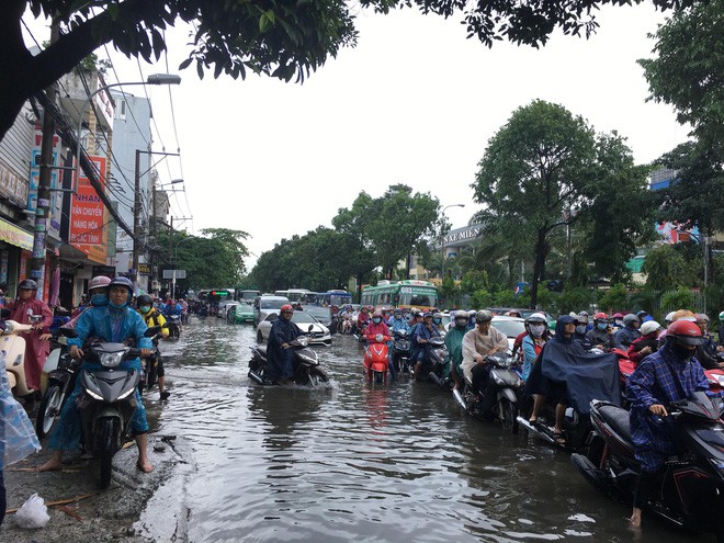 Sáng đầu tuần sau bão số 9 Sài Gòn vẫn ngập nặng, nhiều nơi kẹt xe suốt 3 giờ - Ảnh 14.