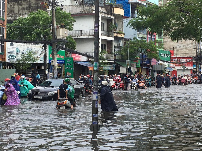 Sáng đầu tuần sau bão số 9 Sài Gòn vẫn ngập nặng, nhiều nơi kẹt xe suốt 3 giờ - Ảnh 16.