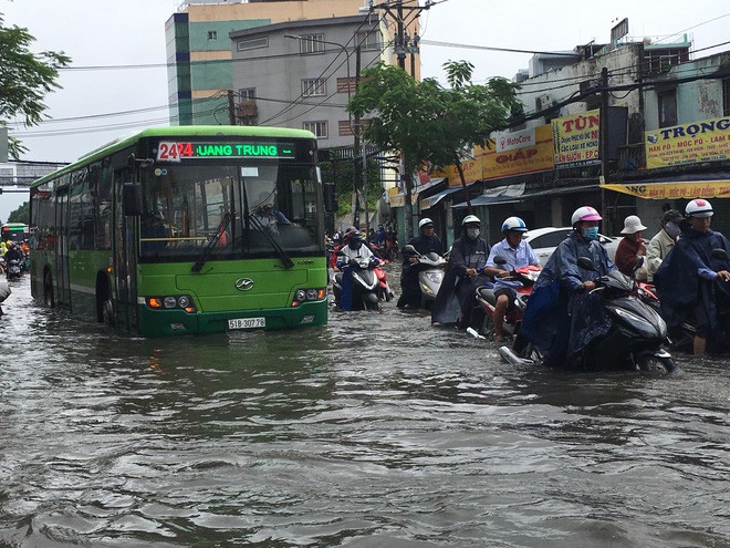 Sáng đầu tuần sau bão số 9 Sài Gòn vẫn ngập nặng, nhiều nơi kẹt xe suốt 3 giờ - Ảnh 18.
