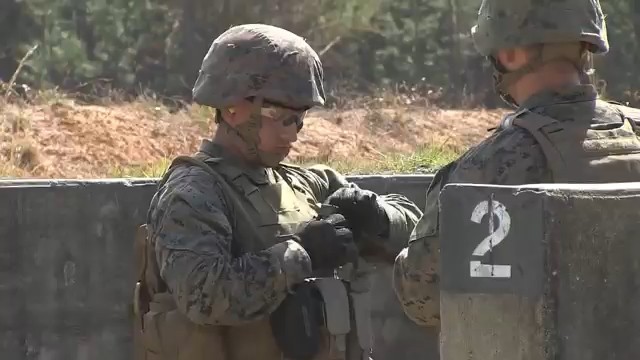 Xem lính thủy quân lục chiến Mỹ học ném lựu đạn - Ảnh 3.