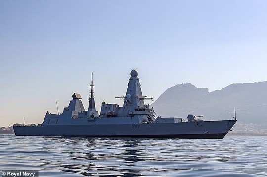 Anh tố 17 chiến đấu cơ Nga kèm cặp tàu chiến NATO gần Crimea - Ảnh 1.