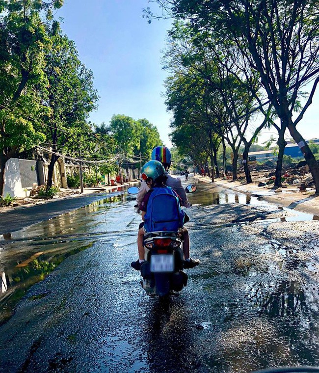 Một lần nữa hình ảnh “bình dân” của 3 mẹ con nữ Diva giàu có Hồng Nhung lại trở thành tâm điểm gây chú ý - Ảnh 1.