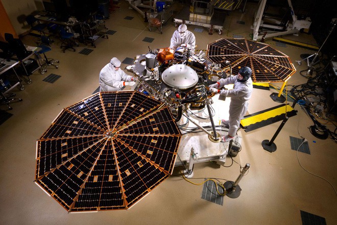 Sau 7 phút kinh hoàng, tàu thăm dò InSight của NASA đã hạ cánh thành công xuống bề mặt Sao Hỏa, đây là hình ảnh đầu tiên nó gửi về - Ảnh 4.