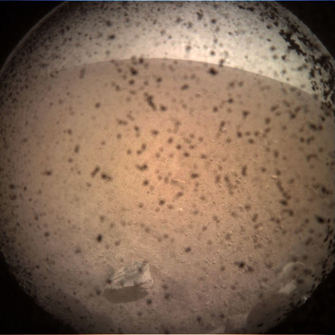 Sau 7 phút kinh hoàng, tàu thăm dò InSight của NASA đã hạ cánh thành công xuống bề mặt Sao Hỏa, đây là hình ảnh đầu tiên nó gửi về - Ảnh 5.