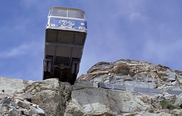 Thót tim khoảnh khắc xe buýt mắc kẹt trên vách đá - Ảnh 3.