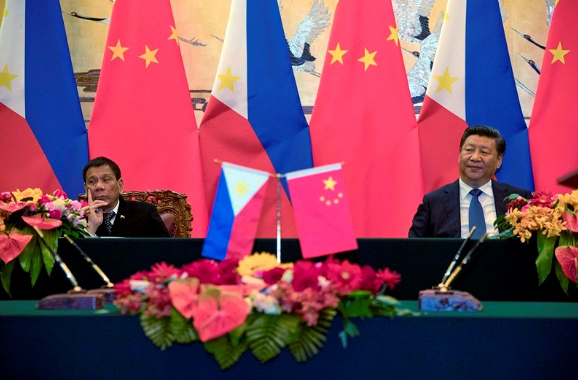 Trung Quốc rải thính và ông Duterte mắc câu - Ảnh 2.