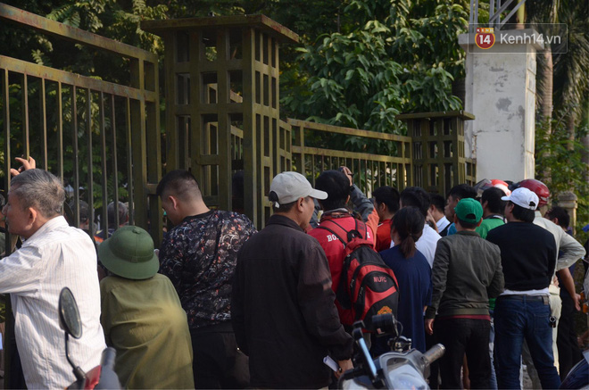 Hàng trăm người cao tuổi và cựu chiến binh kéo đến cổng trụ sở VFF để chờ mua vé trận bán kết giữa Việt Nam - Philippines - Ảnh 2.