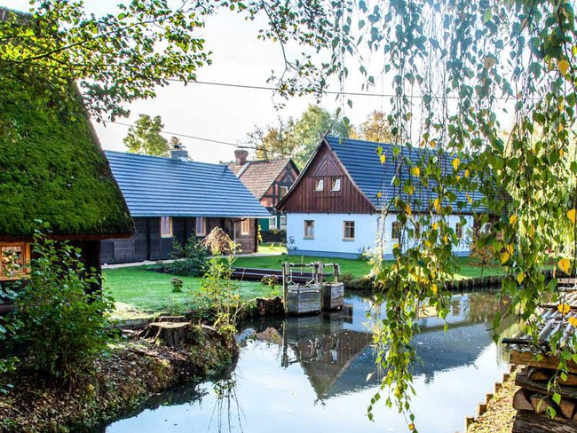 Những ngôi nhà ven sông xinh xắn, đẹp đến nao lòng ở làng quê nước Đức - Ảnh 5.