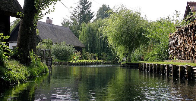 Những ngôi nhà ven sông xinh xắn, đẹp đến nao lòng ở làng quê nước Đức - Ảnh 6.