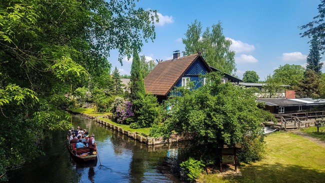 Những ngôi nhà ven sông xinh xắn, đẹp đến nao lòng ở làng quê nước Đức - Ảnh 10.