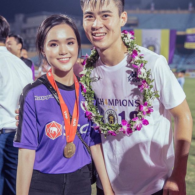 Em vợ Văn Quyết dậy sớm mua đồ cho nam vương AFF Cup 2018 - Ảnh 2.