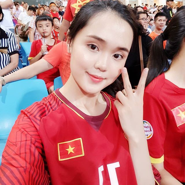 Em vợ Văn Quyết dậy sớm mua đồ cho nam vương AFF Cup 2018 - Ảnh 5.