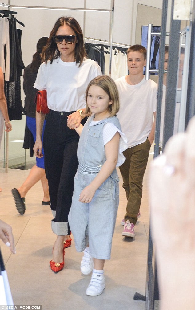 Cận cảnh vẻ xinh đẹp của Harper Beckham: Mắt nai to tròn trong veo, hàng mi dài cong vút đốn tim fan - Ảnh 2.