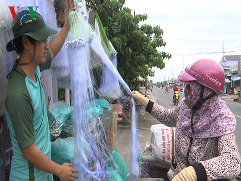 Nhộn nhịp Làng nghề đan lưới Thơm Rơm mùa nước lũ - Ảnh 1.