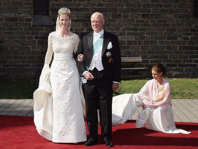 Chùm ảnh những chiếc váy cưới của các hoàng gia trên khắp thế giới, chiếc đẹp không tì vết, cái kỳ lạ bất ngờ - Ảnh 11.