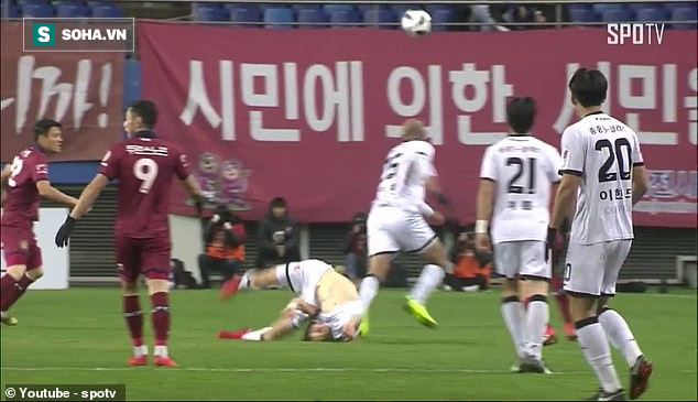 Sao U23 Hàn Quốc nhận tin mừng rơi nước mắt sau pha ngã gãy cổ trên sân cỏ
