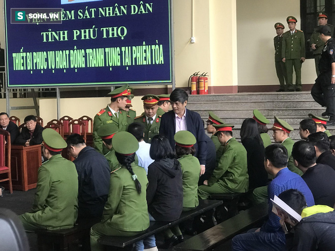 Đang tuyên án trùm đánh bạc Phan Sào Nam và cựu tướng Phan Văn Vĩnh - Ảnh 2.