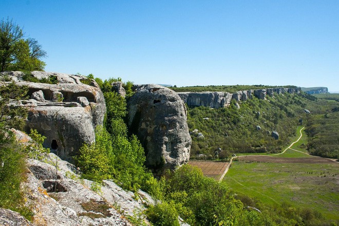 Eski Kermen - thị trấn trong động đá vôi kỳ lạ và cổ xưa bậc nhất thế giới - Ảnh 1.