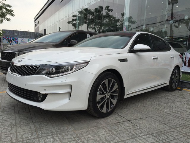 Kia Optima giảm giá gần 40 triệu đồng tại đại lý: Cạnh tranh Toyota Camry bằng giá hạng C - Ảnh 1.