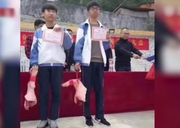 Trung Quốc: Học sinh xuất sắc được thưởng giò lợn, thịt ba chỉ, cư dân mạng tán thưởng nhiệt liệt - Ảnh 3.