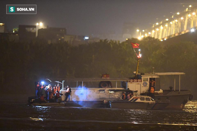 Trăm người xuyên đêm tìm xe 5 chỗ màu đen xé thủng lan can cầu rơi xuống sông Hồng - Ảnh 7.