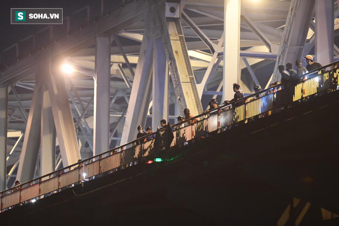 Trăm người xuyên đêm tìm xe 5 chỗ màu đen xé thủng lan can cầu rơi xuống sông Hồng - Ảnh 9.
