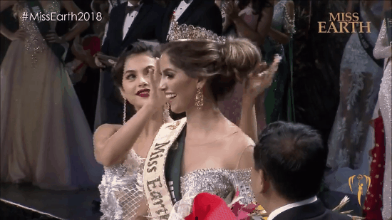 Khác với Phương Khánh, Hoa hậu Mexico gặp sự cố hài hước ngay khi được trao vương miện - Ảnh 4.